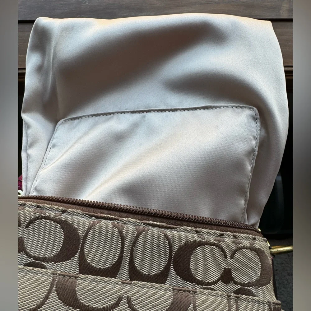Coach Monogram crossbody - Picture 7 of 8